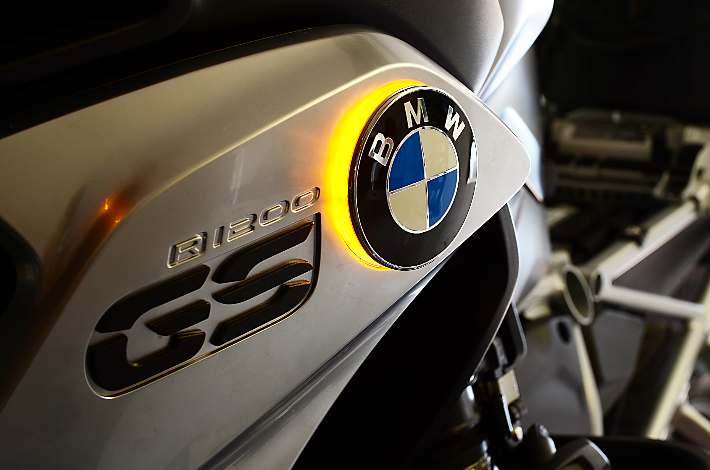 For R1250GS and R1250GS Adventure LED roundel badge lights schroedie
